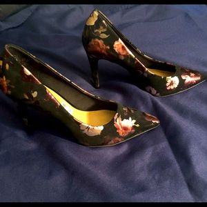 High heels 7” black suede floral print/Burgundy and gold excellent condition